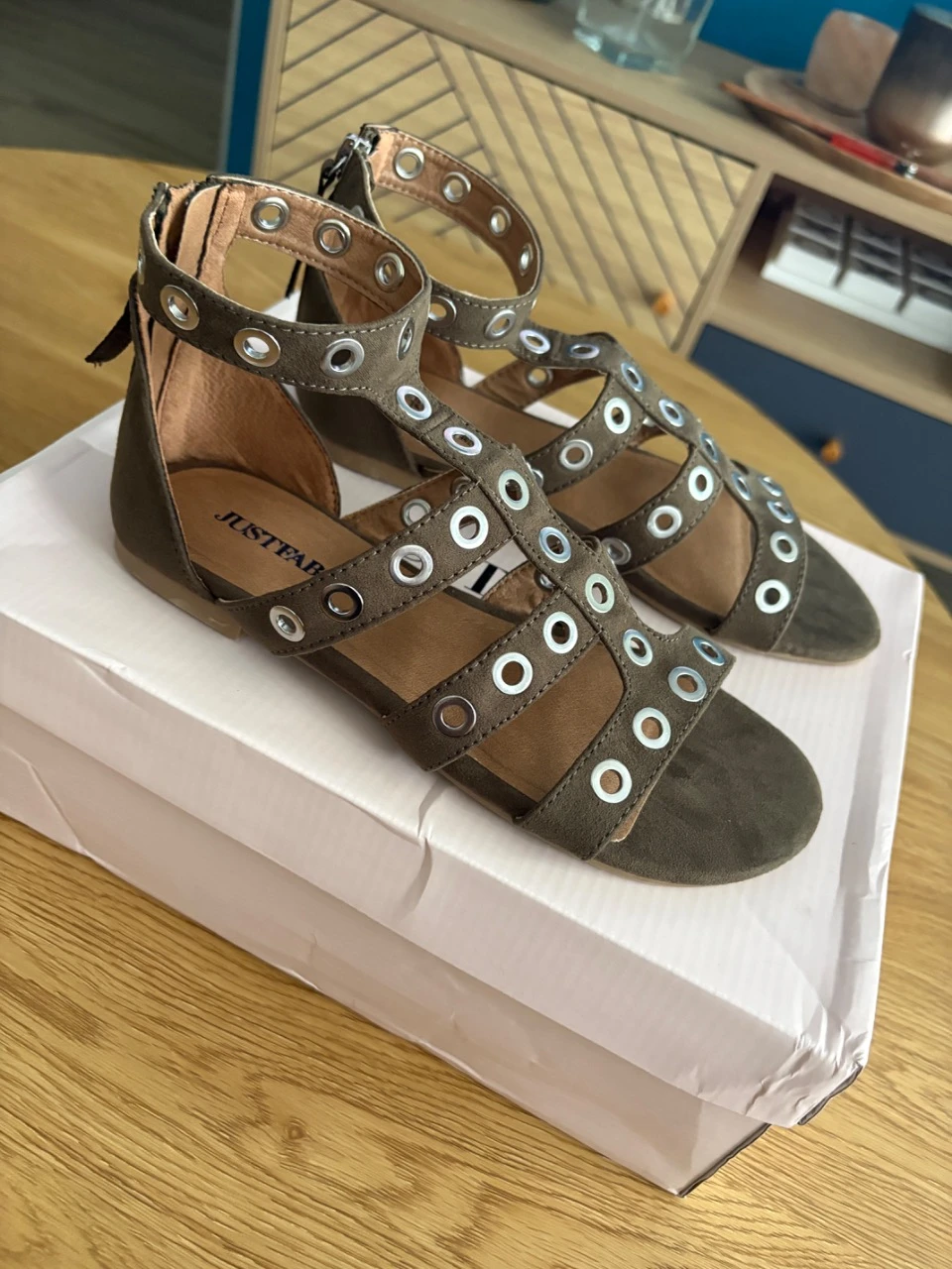Sandales JustFab Yuchina – Kaki/Olive – Pointure 36.5 – Neuves avec boîte
